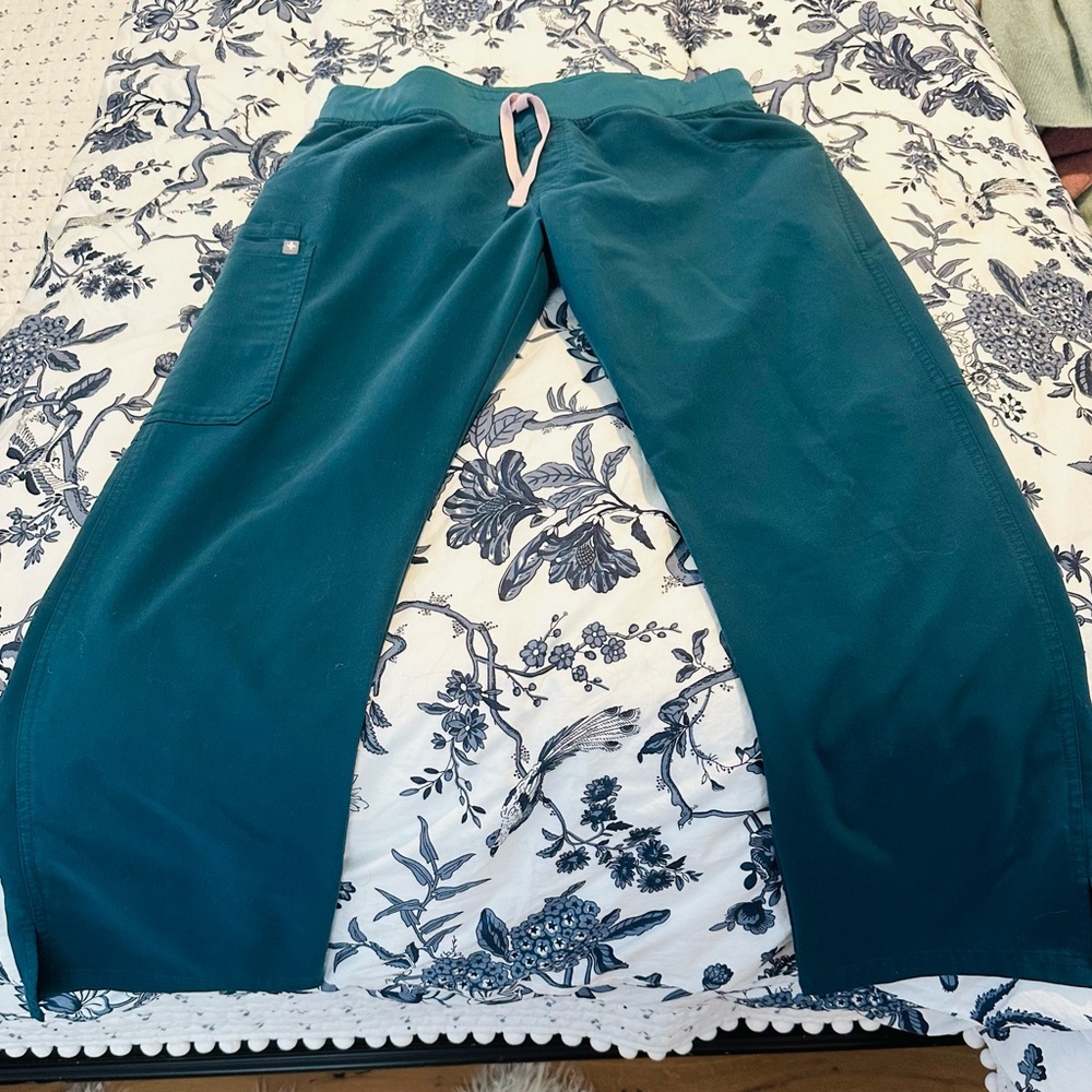 Figs Kade Cargo Scrub Pants™ in Caribbean Blue size Large/Petite